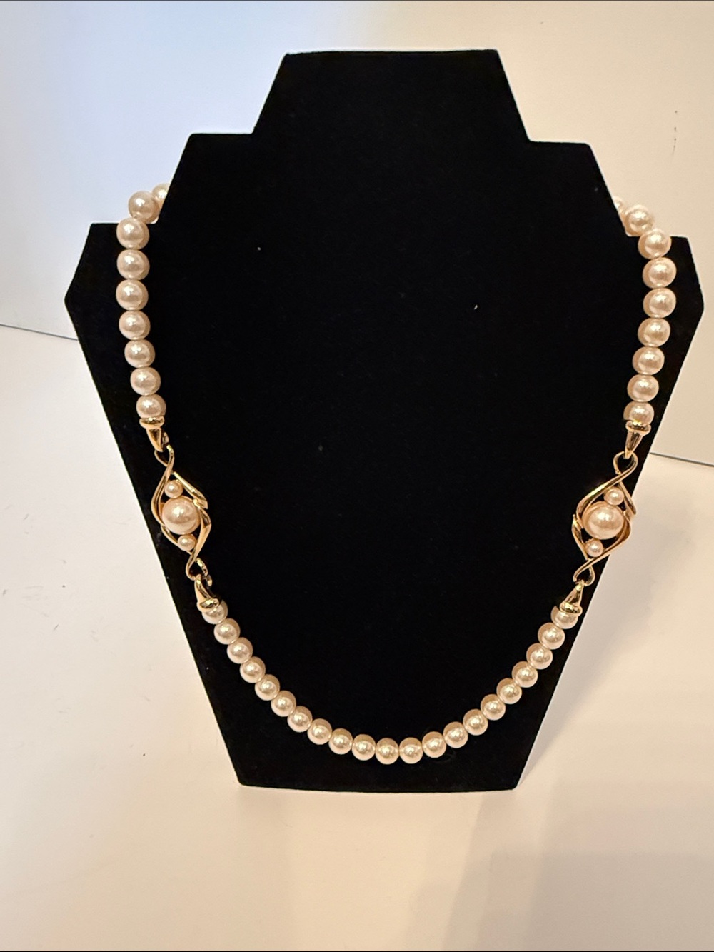RICHELIEU NECKLACE SIGNED VINTAGE FAUX PEARL GOLD TONE MEDALLION ACCENTS 23.5”